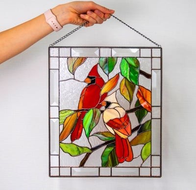 Alvik wanddecoratie van acrylglas met acryldruk, metalen ophangketting – in een woonkamer