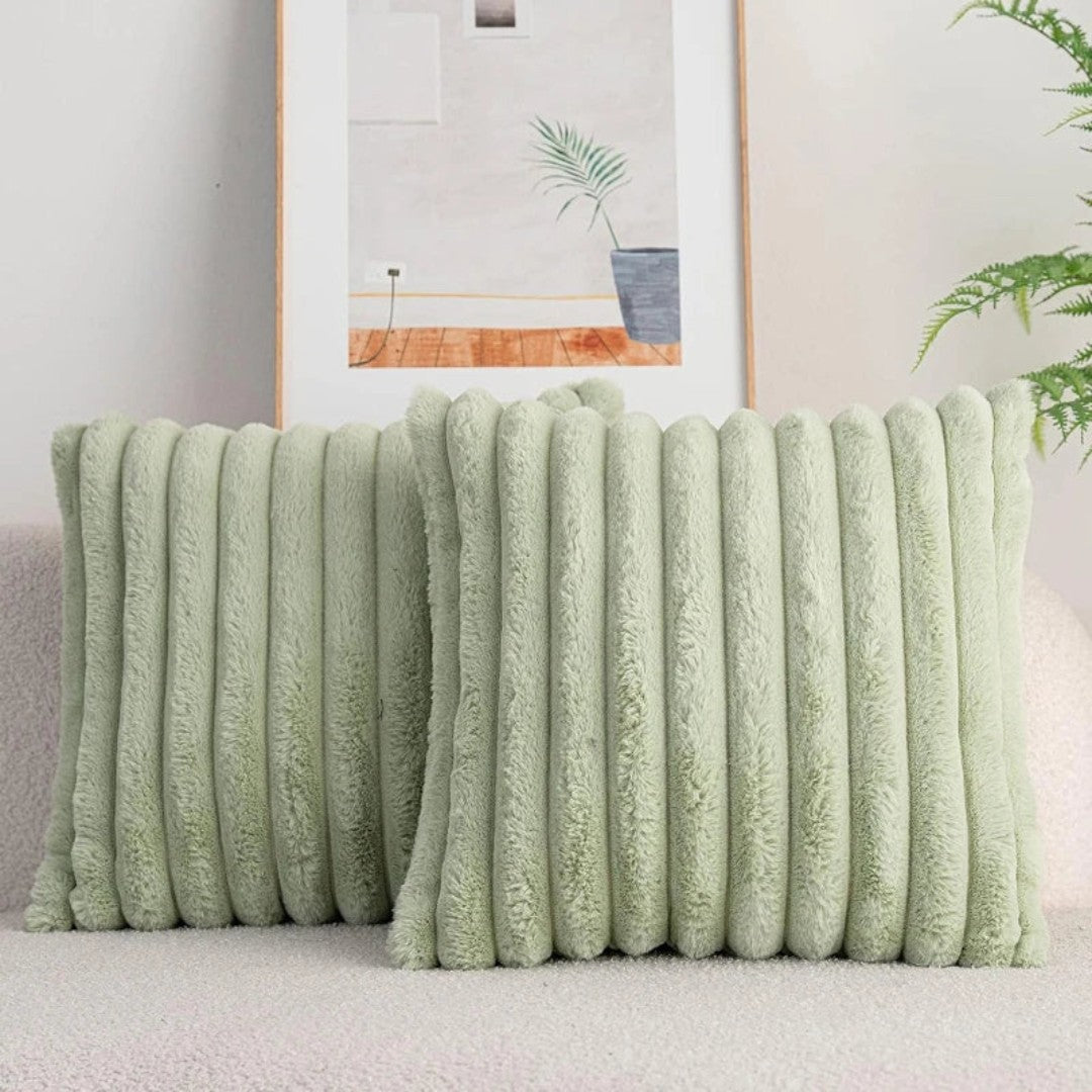 Astrid sierkussen in groen van pluche – in een woonkamer