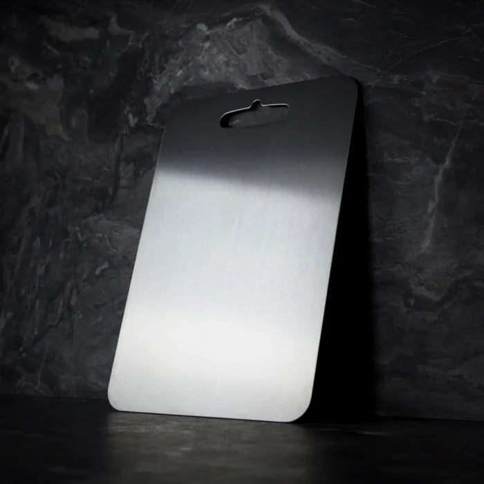 Bjarne snijplank van medisch titanium – close-up van het materiaal