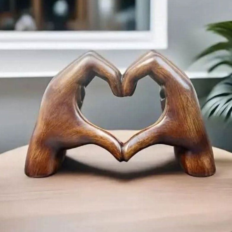 Brenvik product in zwart van hand-carved hout – in een woonkamer