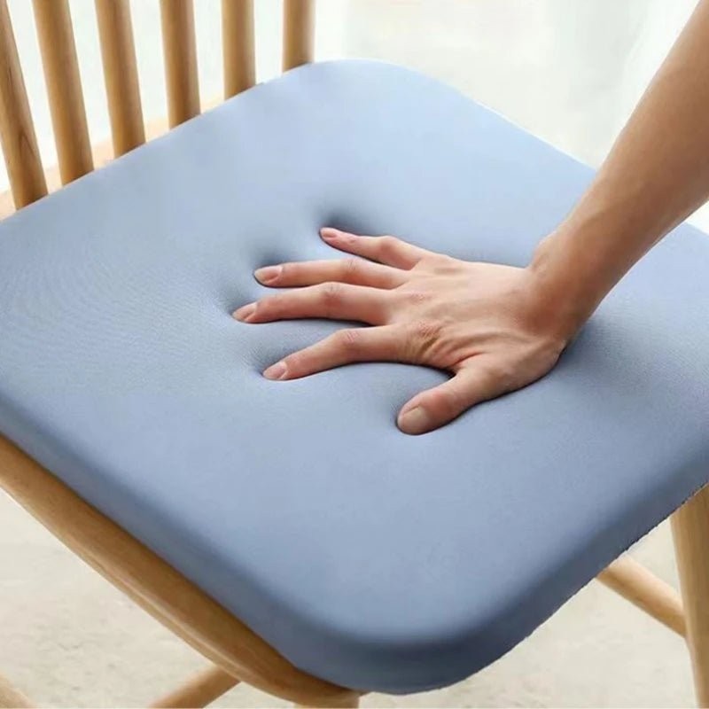 Culdra hoofdkussen in zwart van memory foam – sfeerbeeld in huis