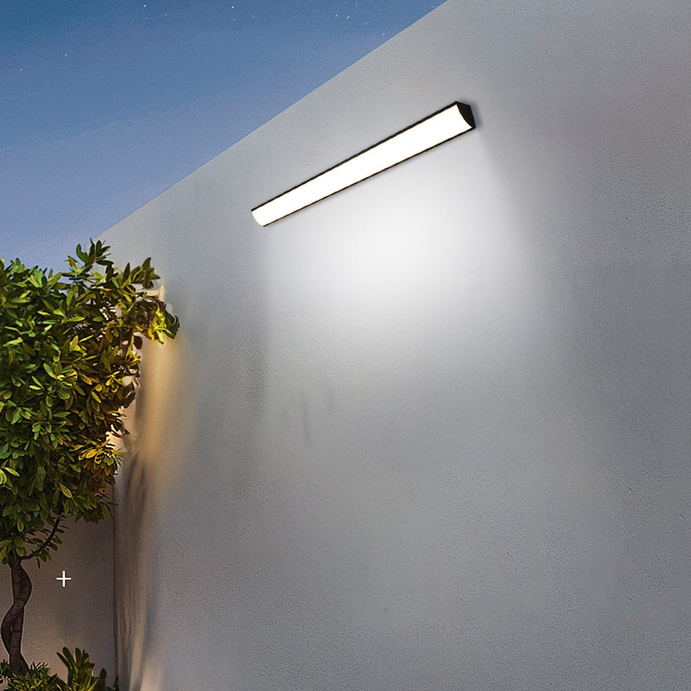 Dalvik wandlamp in wit van aluminium en pvc – in een woonkamer