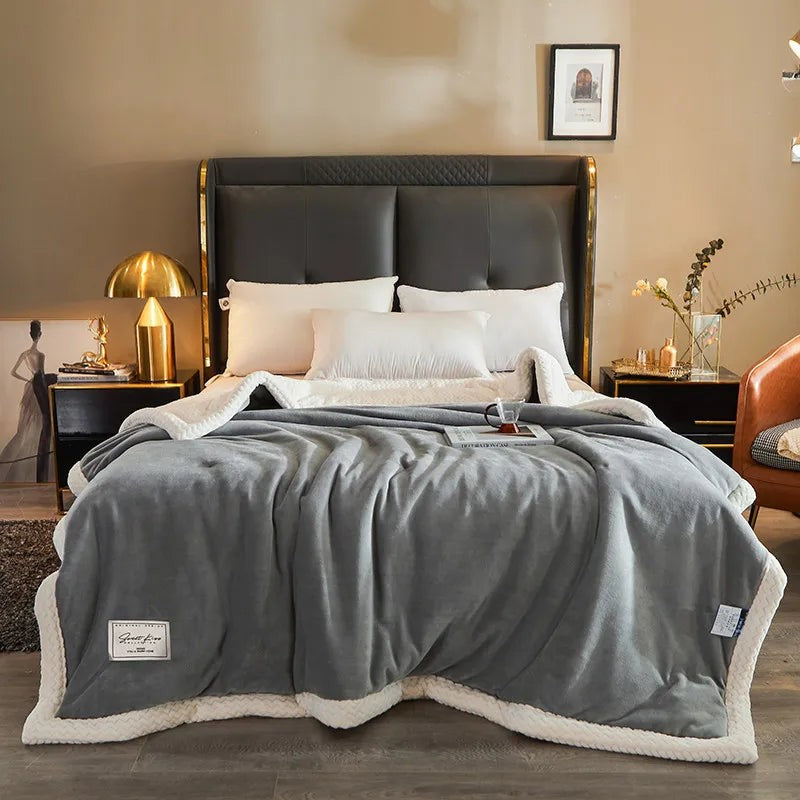 Dorna plaid in blauw van polyester fleece – in een woonkamer
