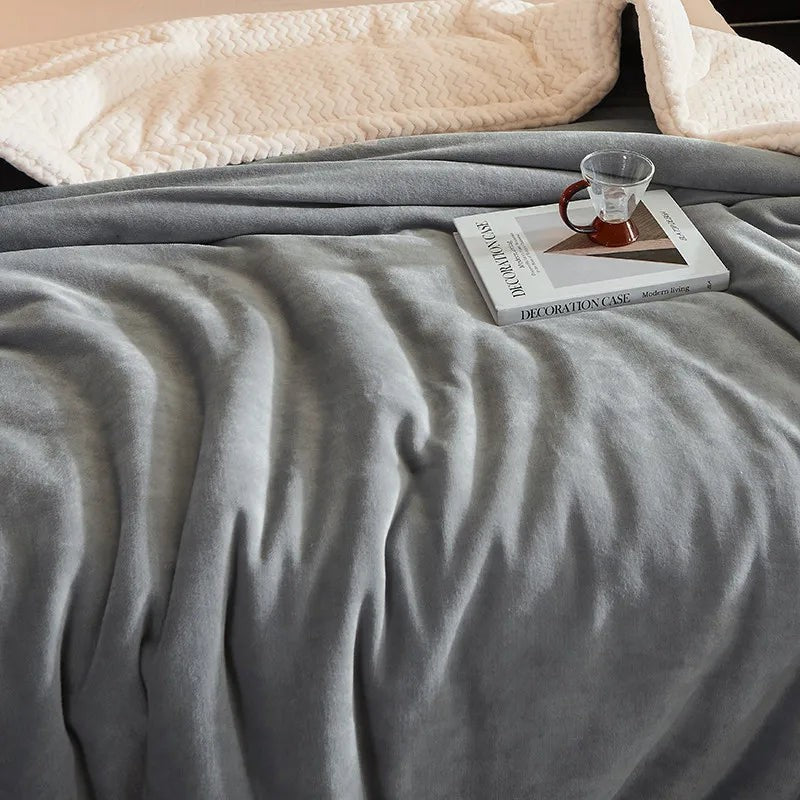 Dorna plaid in oude roze van polyester fleece – close-up van het materiaal