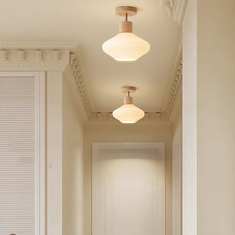 Farvik plafondlamp van hout, glas – in een woonkamer