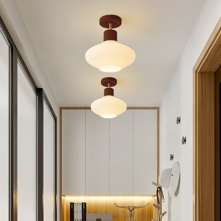 Farvik plafondlamp in walnoot van hout, glas – in een woonkamer