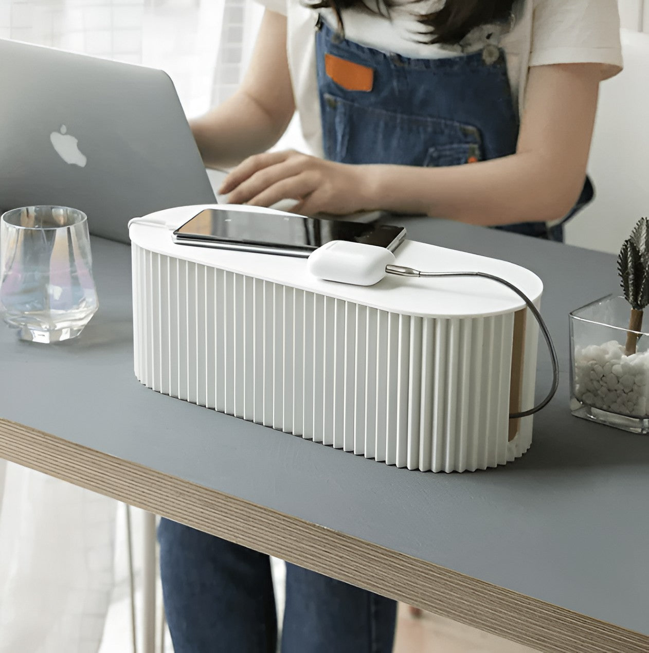 Fjalar kabelbox in bruin van kunststof – detailfoto van de afwerking