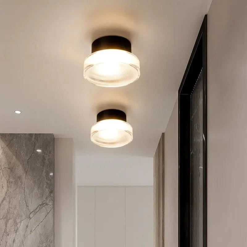 Galdra product in oranje van aluminum housing – in een woonkamer