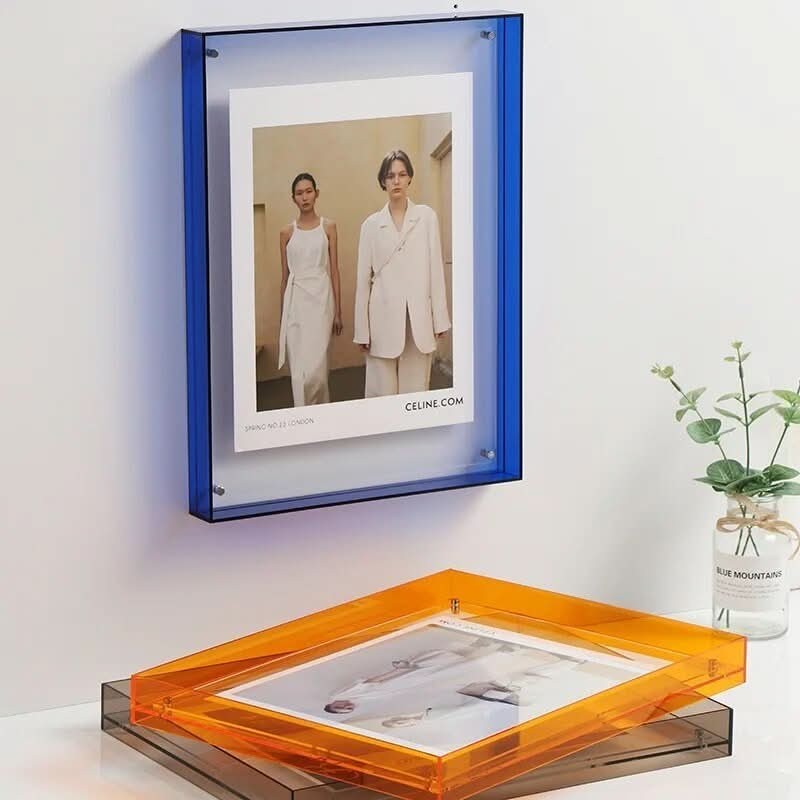 Goranvall product in blauw van acryl – in een woonkamer