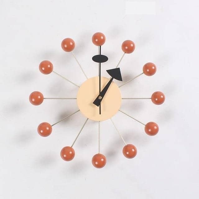 Granda wandklok in rood van siliconen bol, houten kern, aluminiumlegering schelp – sfeerbeeld in huis