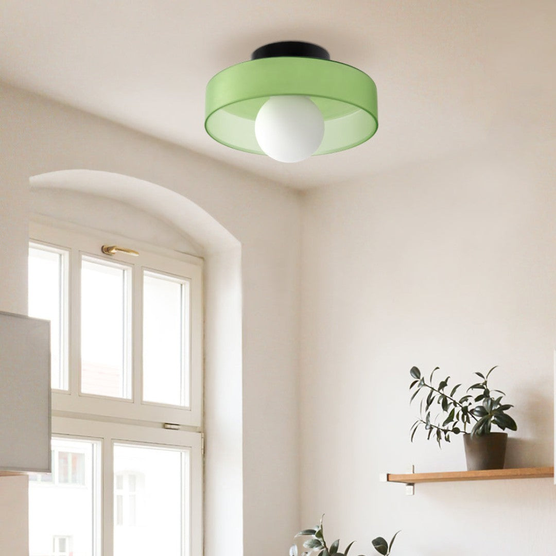 Ivarda plafondlamp in lichtgroen van glas – in een woonkamer