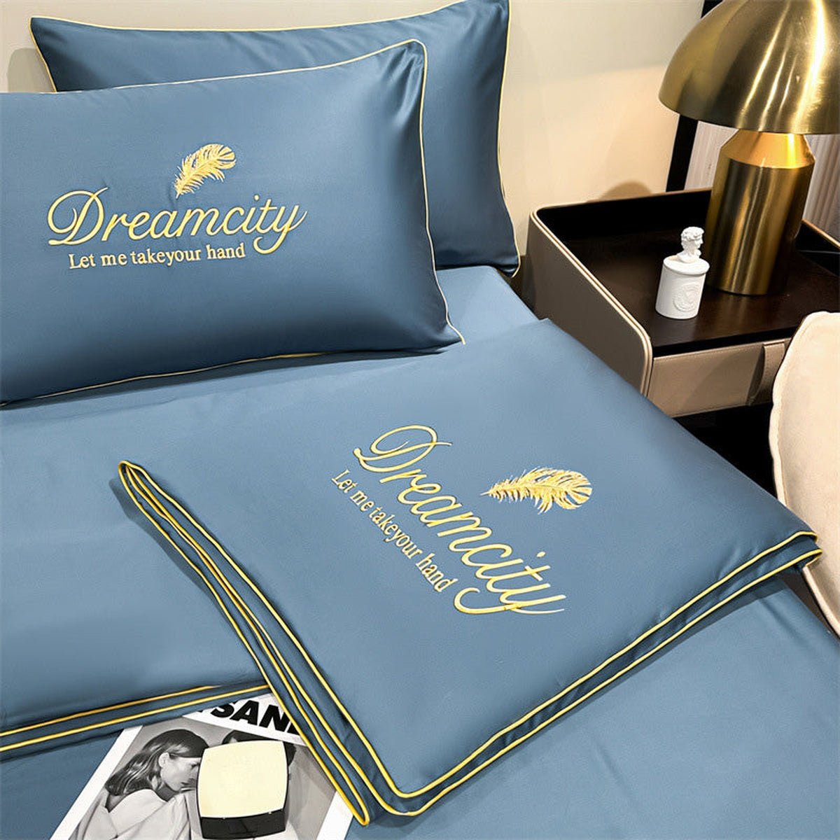 dekbed in blauw van polyestervezel – zijaanzicht