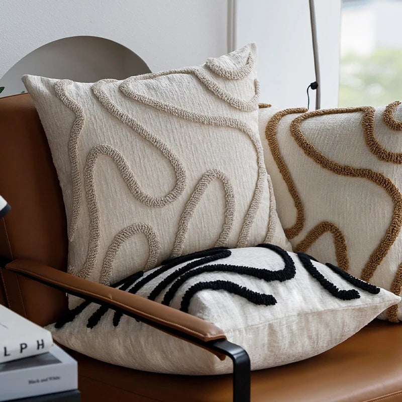 Lorvik sierkussen in beige van chenille-stof – vooraanzicht
