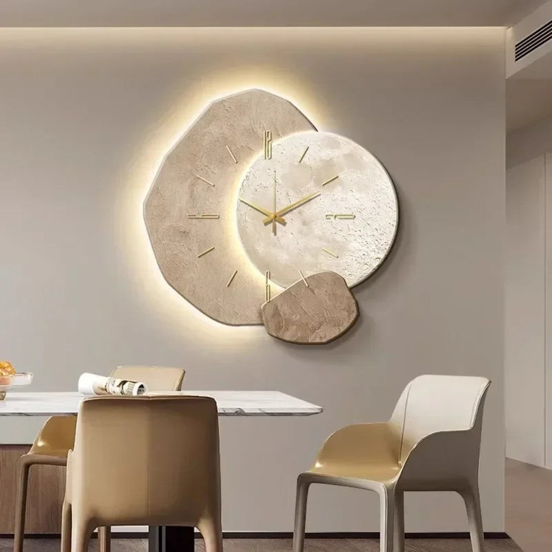 Lundby wandklok in zandsteen beige van hout – detailfoto van de afwerking