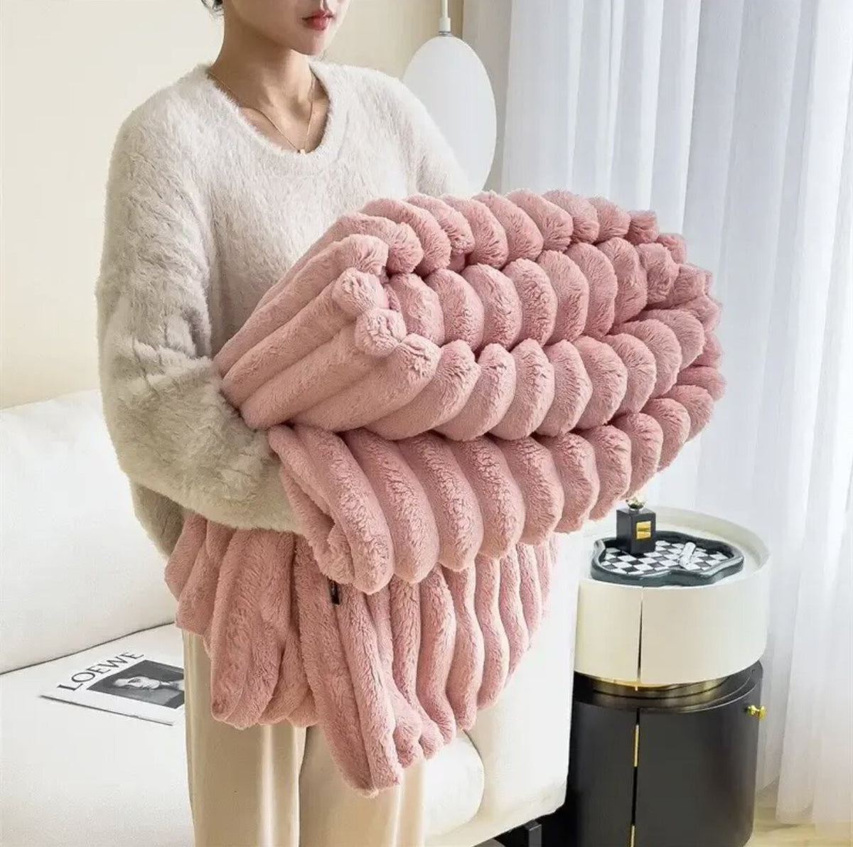 Nord4123 plaid in roze van imitatiebont van hoge kwaliteit – sfeerbeeld in huis