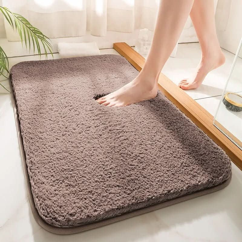 Nord4842 badmat in bruin van high-pile microvezel (super dense) with antislip rubber backing – detailfoto van de afwerking