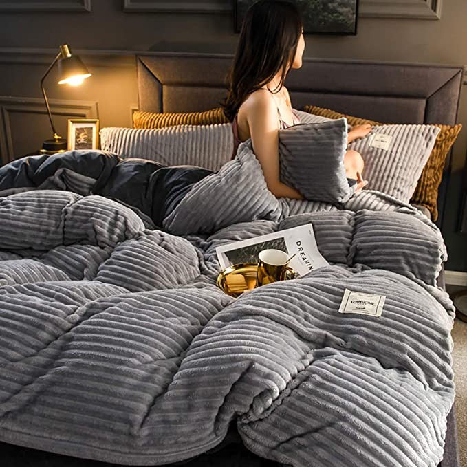 Nord709 beddengoed in kaki van hoogwaardige fleece beschikbaar in verschillende maten – sfeerbeeld in huis