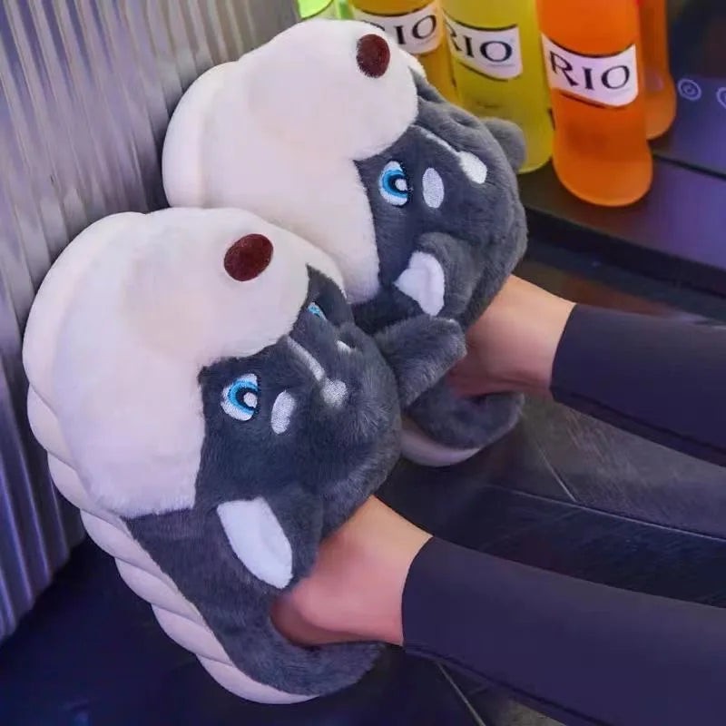Nord8236 knuffel in donkergrijze pantoffels van pluche met rubberen zool – close-up van het materiaal