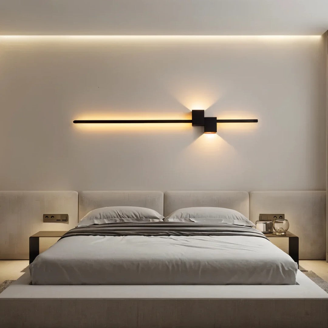 Nordvik wandlamp in zwart van aluminium – in een woonkamer