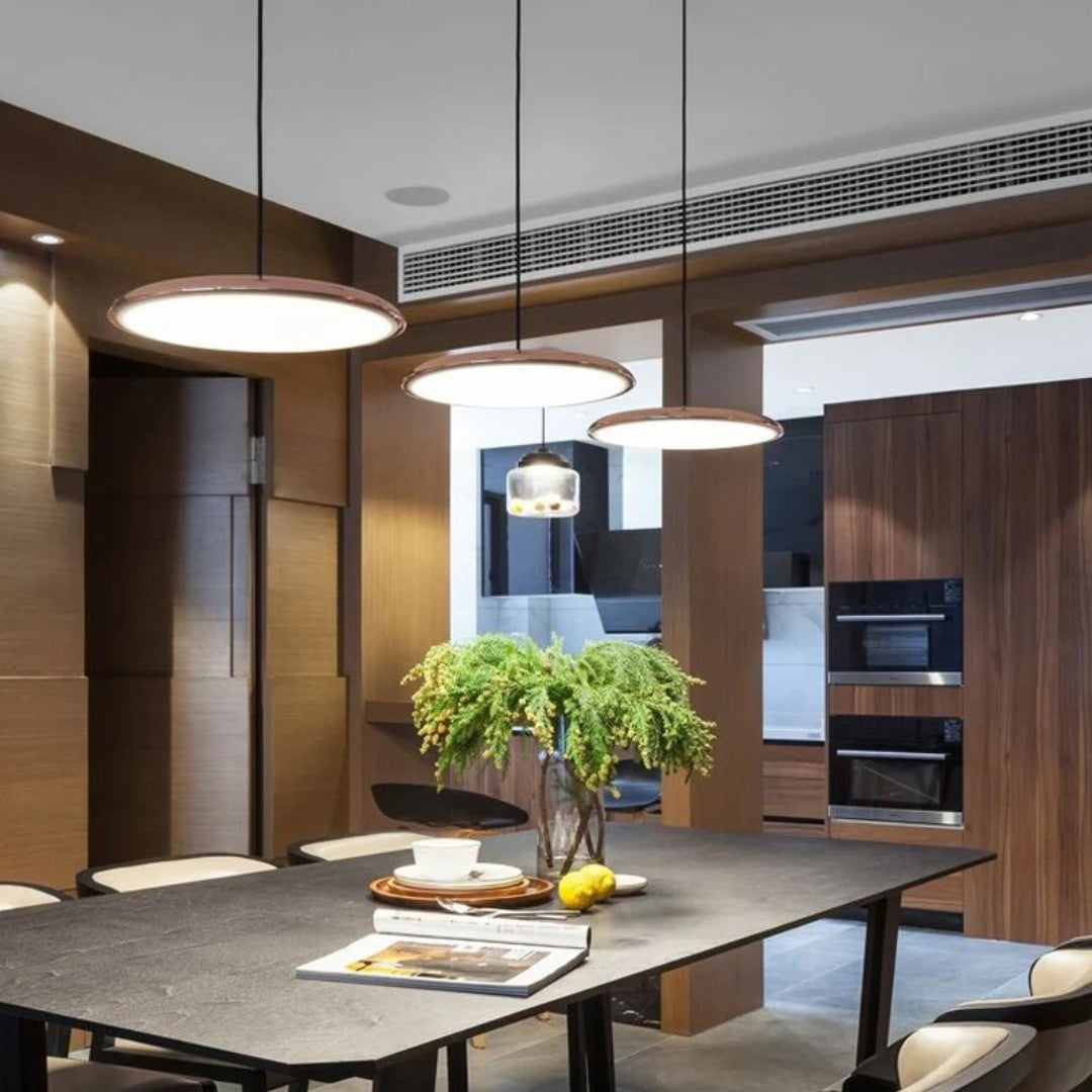 Norvik hanglamp in zwart van metaal, acryl – in een woonkamer