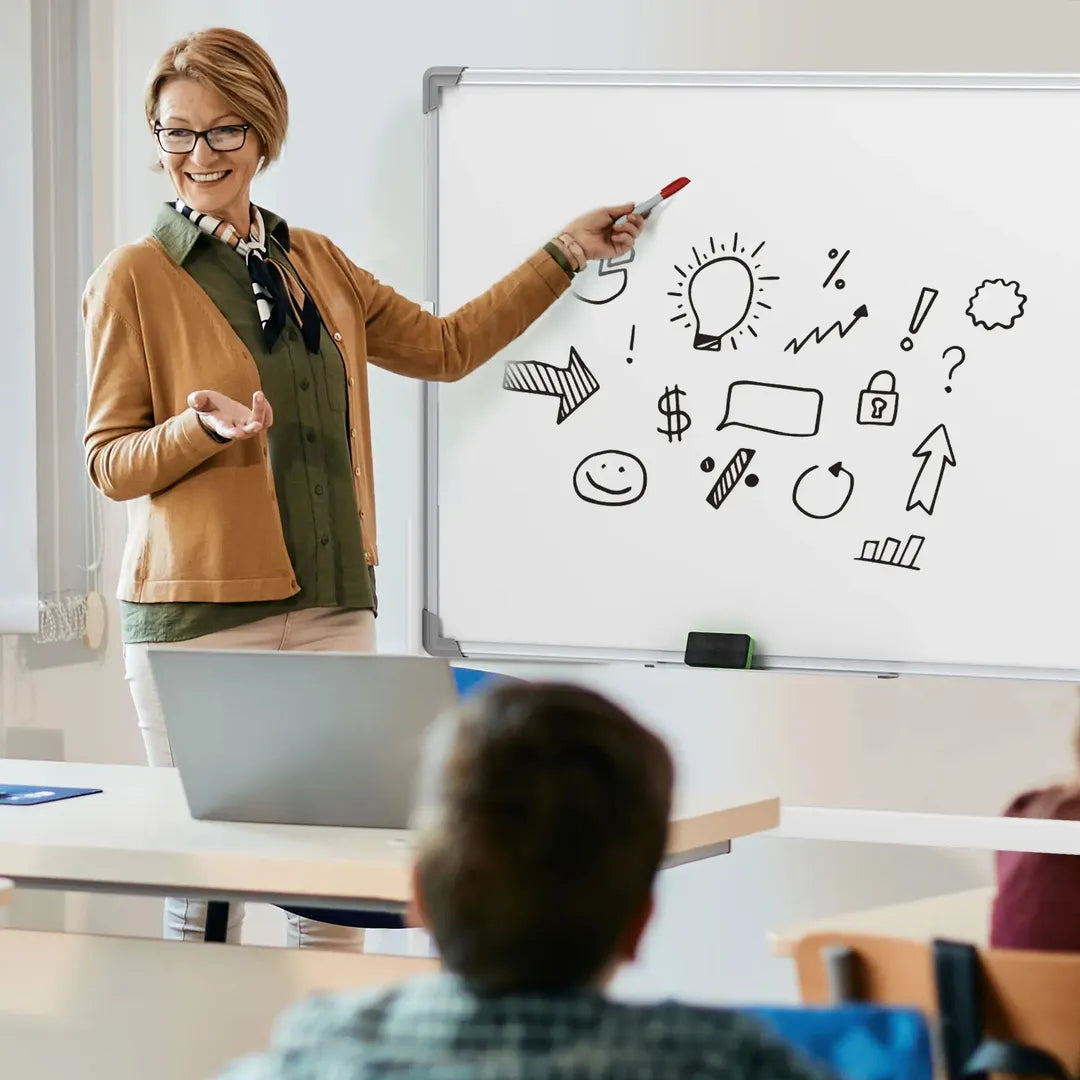 Whiteboard op standaard – magnetisch, draaibaar en verrijdbaar, inclusief markers en wisser, 120 × 90 cm