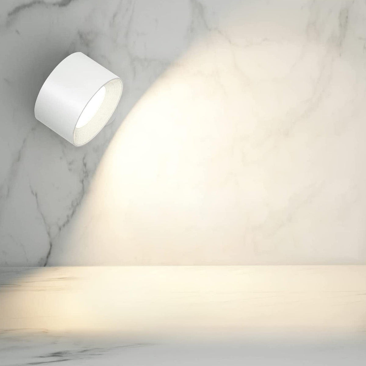 Ombra wandlamp van abs/pc-kunststof – in een woonkamer