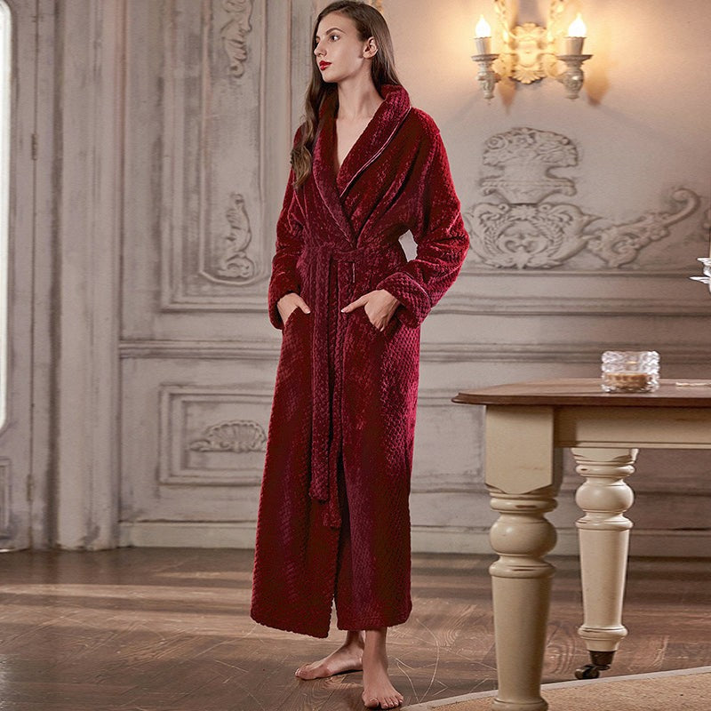 Renvik badjas in donkerrood van zacht jacquard flanel (polyester) – close-up van het materiaal