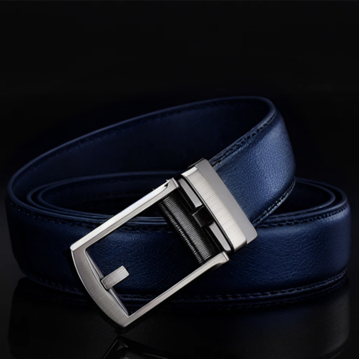 riem in blauw van topkwaliteit pu-leer – detailfoto van de afwerking