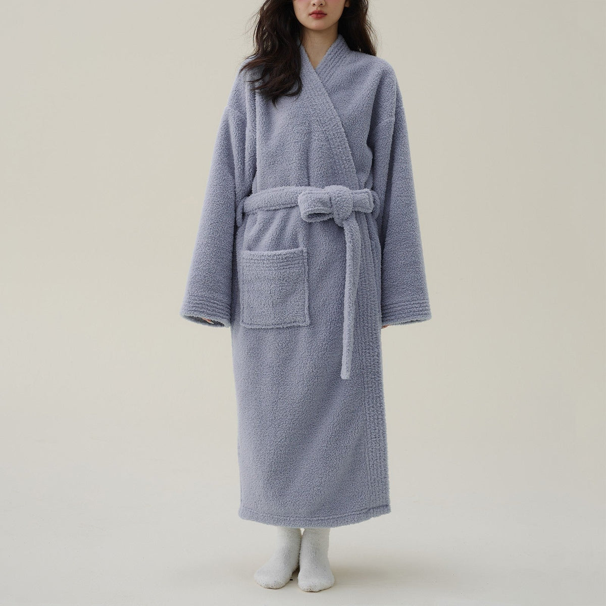 Selda badjas in grijs van pluche fleece (flanel) – zijaanzicht