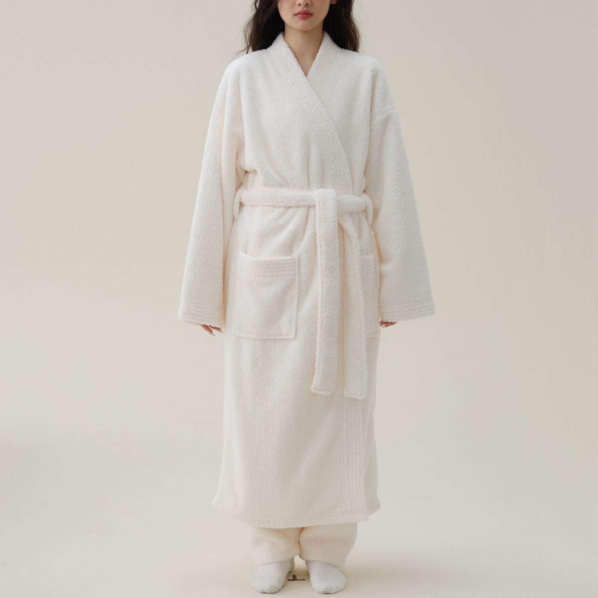 Selda badjas in wit van pluche fleece (flanel) – sfeerbeeld in huis