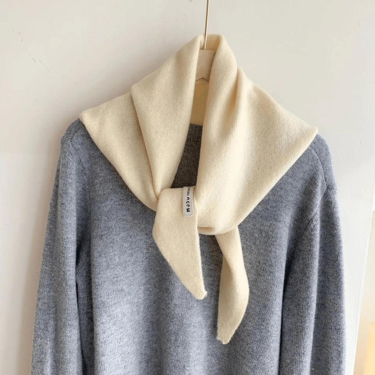Selvi sjaal in beige wit van wolmix (niche wol gebreid) – van bovenaf gezien