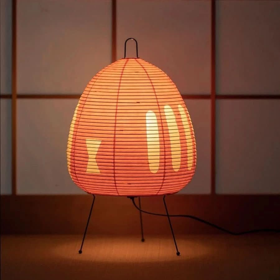 Soltra tafellamp van strijken stand + rice paper lamp body – close-up van het materiaal