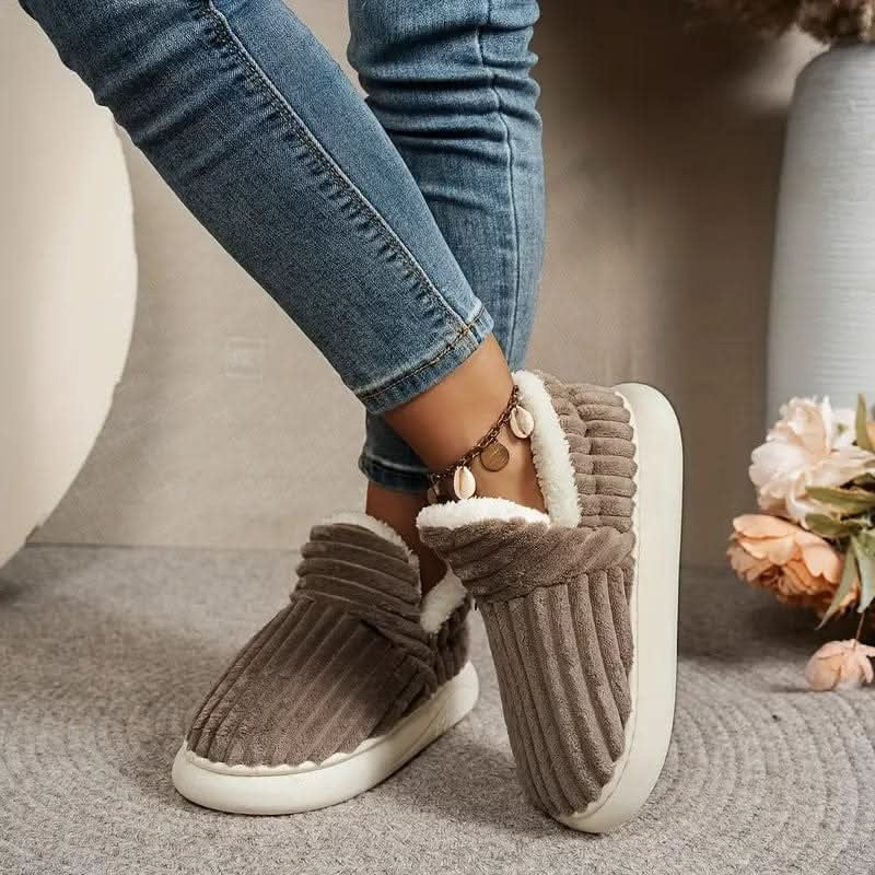 Veldal pantoffel in grijs van microvezel outer fabric, plush lining – sfeerbeeld in huis