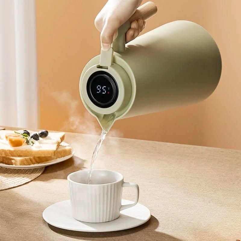 Vesinstra product in wit van roestvrij staal (double-walled), wooden handgreep – in een woonkamer