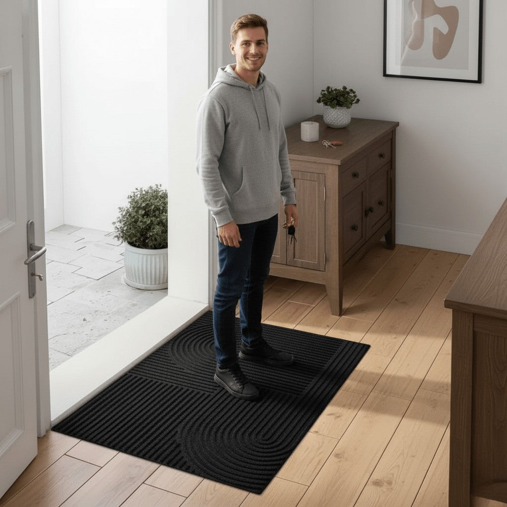 Almstad mat in coffee-colored shade van absorberend polyester surface with antislip tpr backing – in een woonkamer