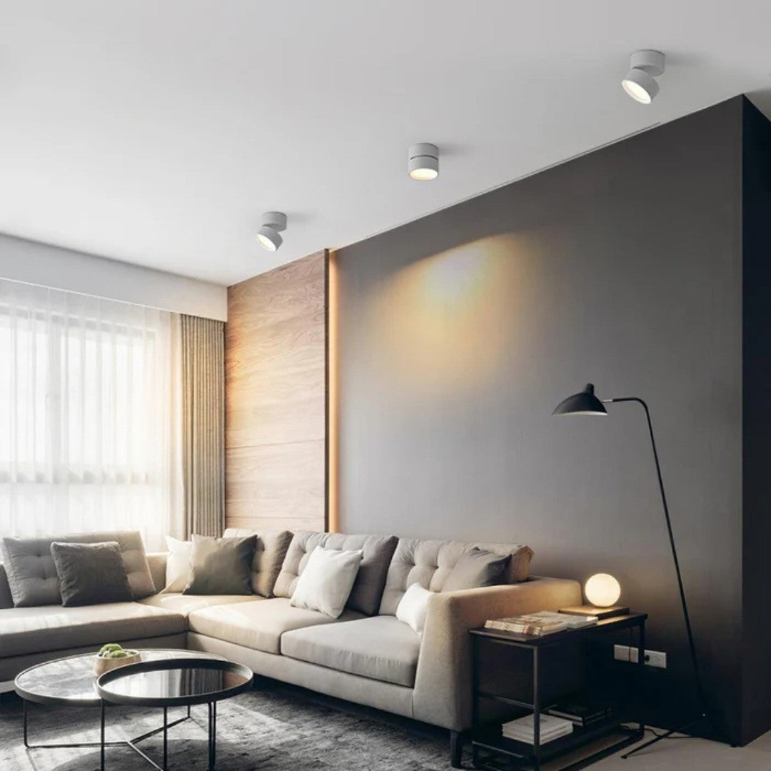 Arendal plafondlamp in wit van aluminium – in een woonkamer