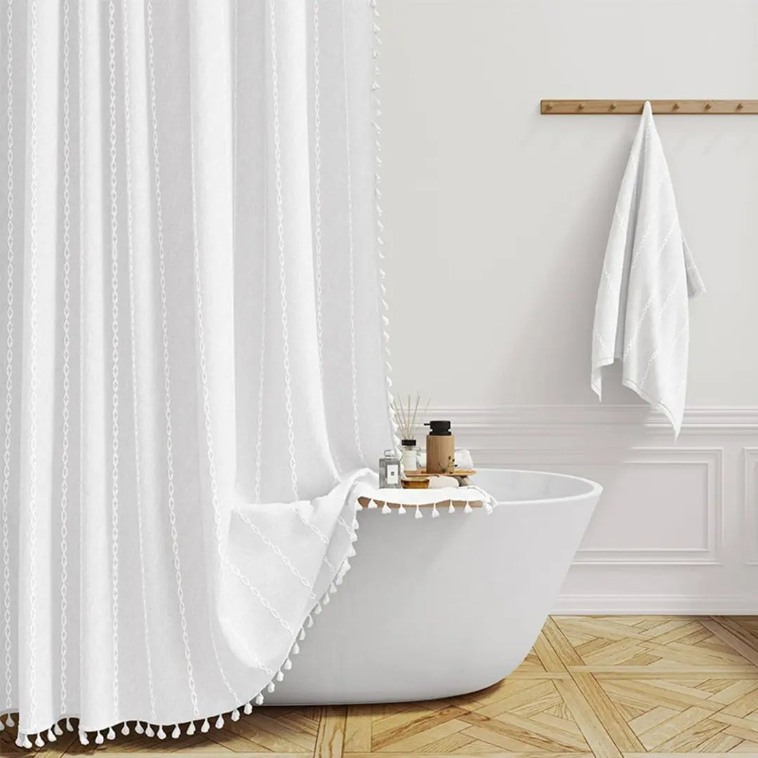 Arnvik product in wit stripes van high-quality linnen with jacquard weave – in gebruik