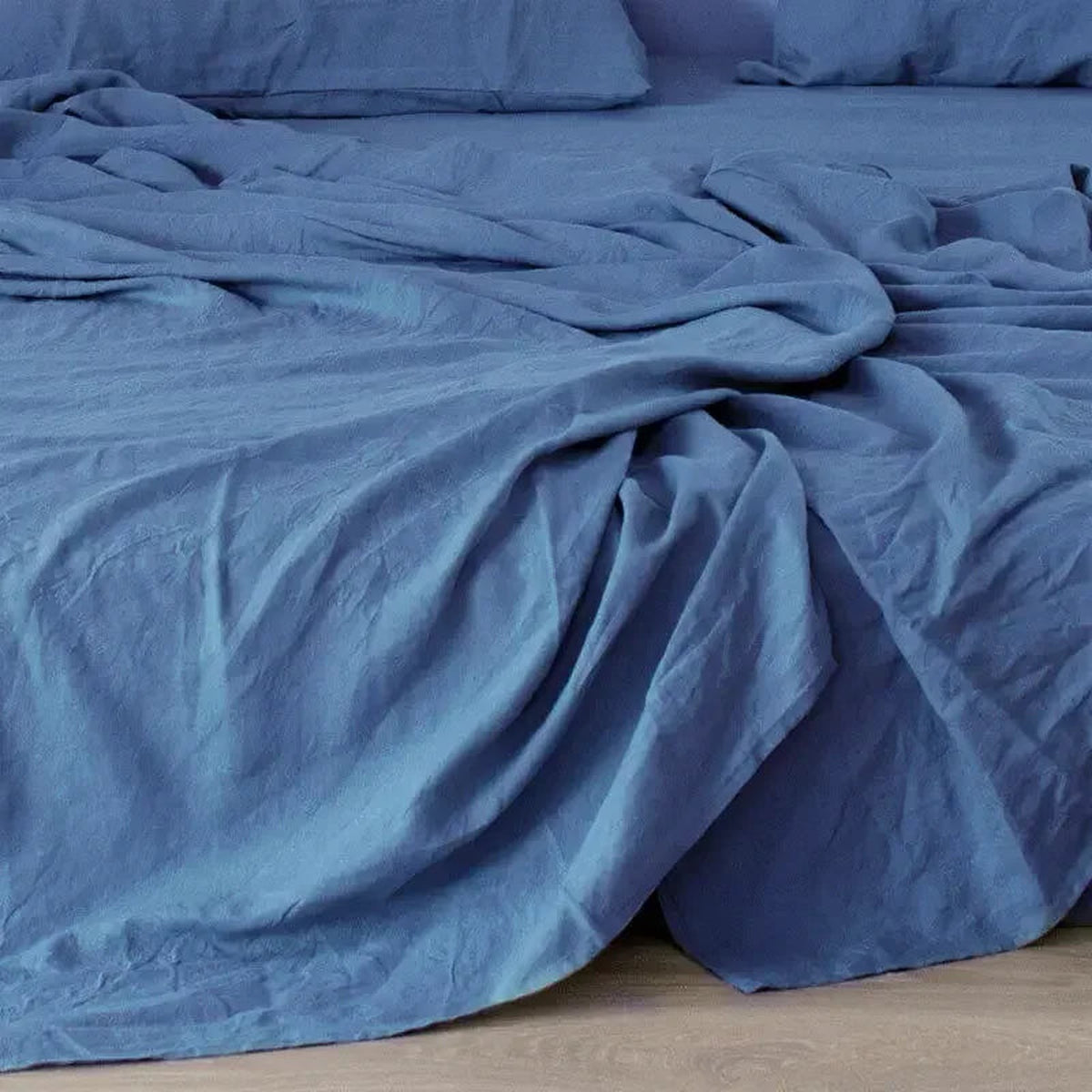 beddengoed in zeeblauw – detailfoto van de afwerking
