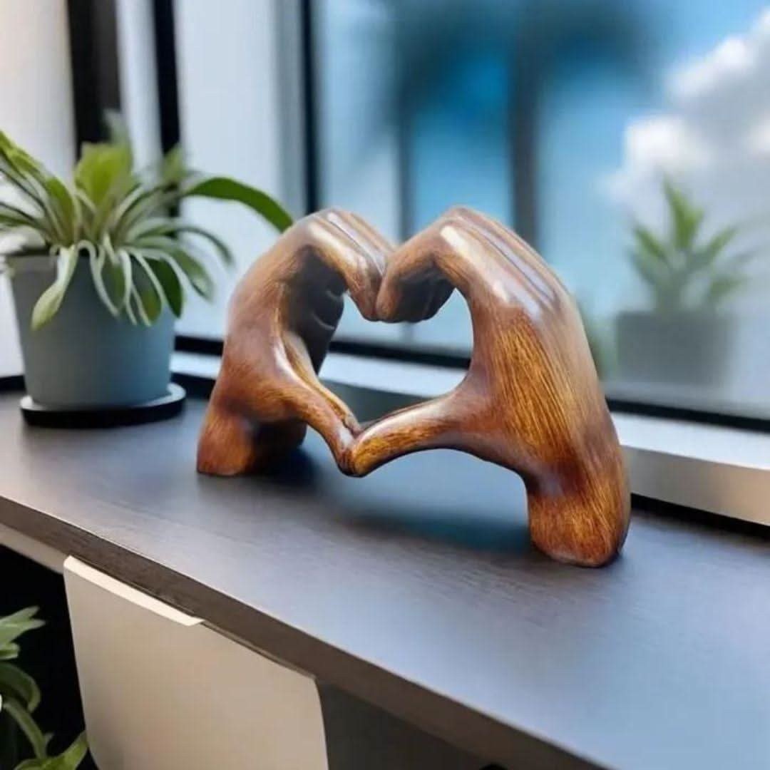 Brenvik product in bruin van hand-carved hout – vooraanzicht