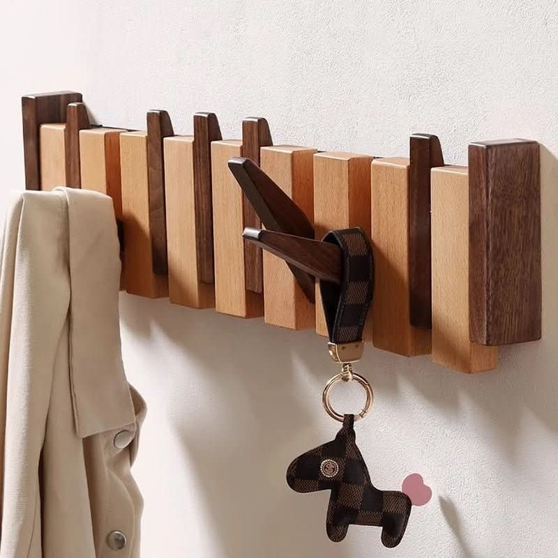 Dalvard kapstok van walnut and beech – in een woonkamer