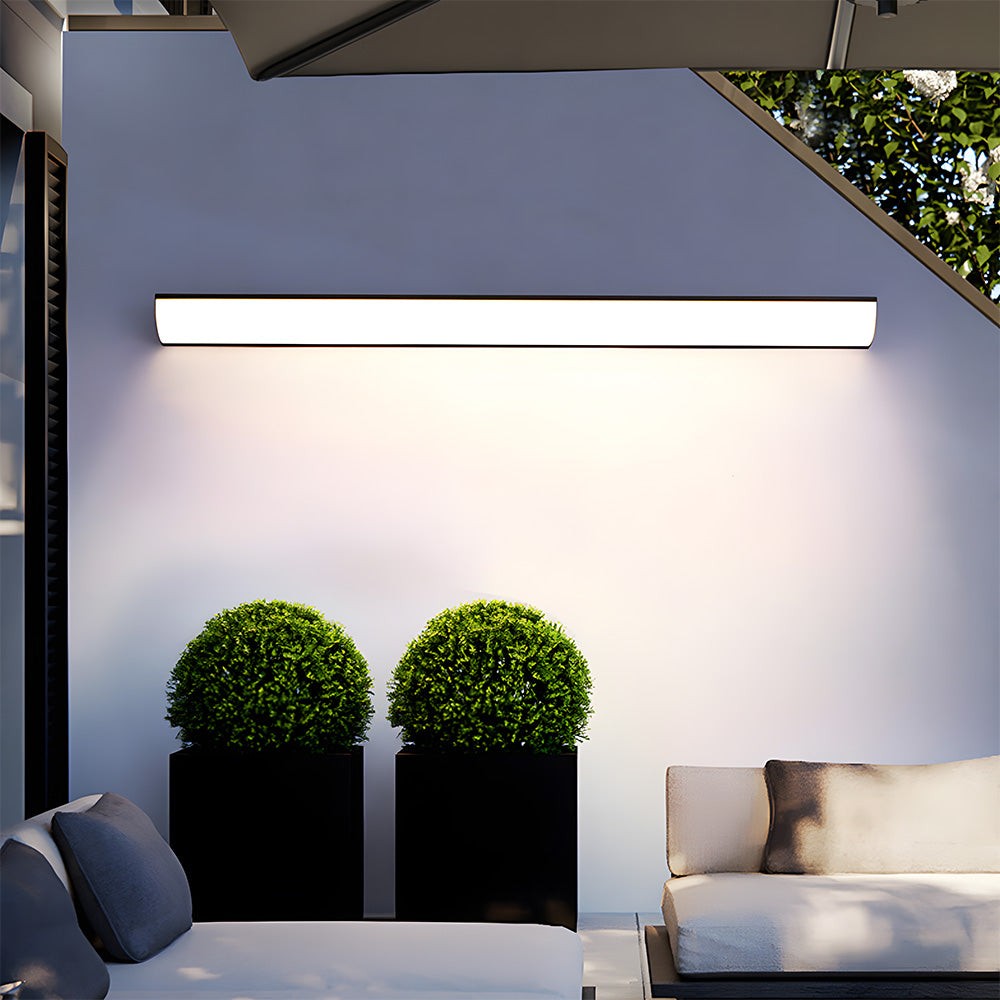 Dalvik wandlamp van aluminium en pvc – in een woonkamer