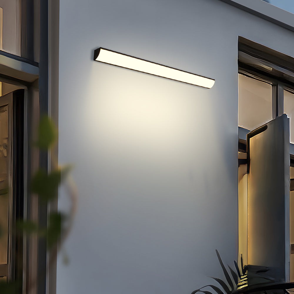 Dalvik wandlamp van aluminium en pvc – geplaatst in een interieur
