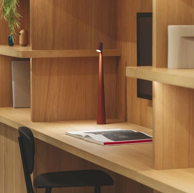 Damvik tafellamp in wit van aluminium behuizing – sfeerbeeld in huis