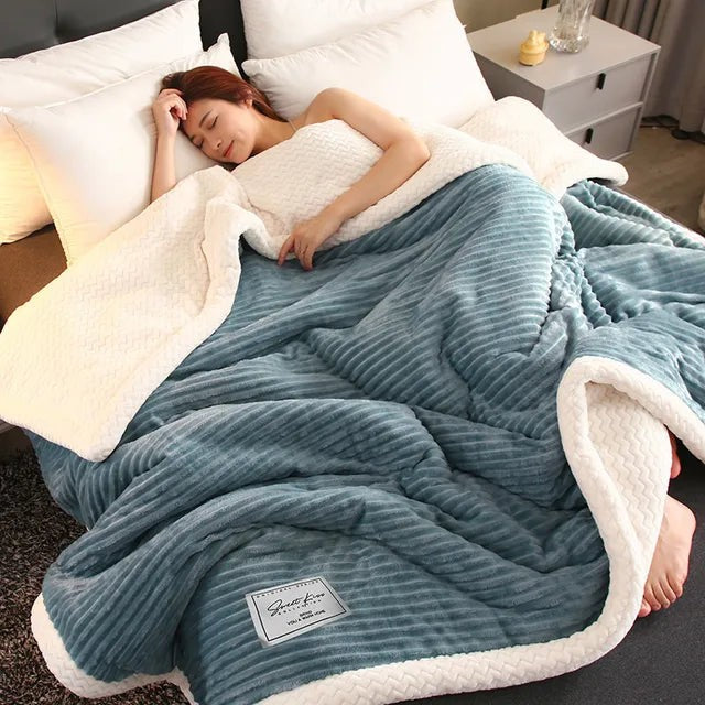 Dorna plaid van polyester fleece – in een woonkamer
