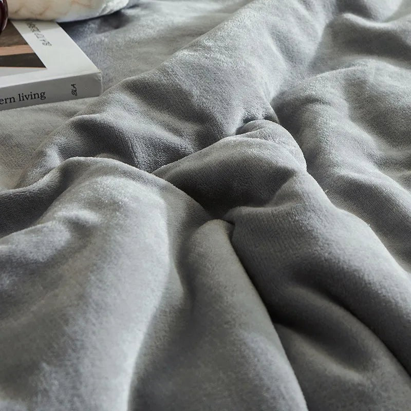 Dorna plaid in lichtroze van polyester fleece – detailfoto van de afwerking