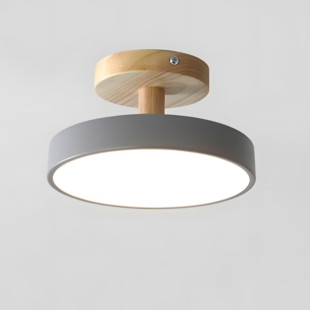 Elmar plafondlamp in goud van hout en metaal – in gebruik