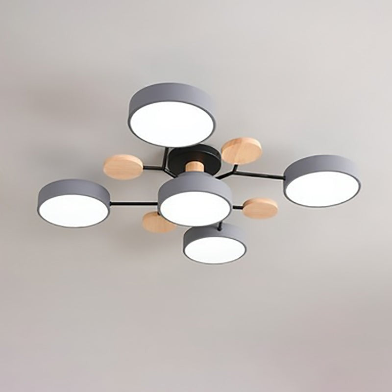 Elvara plafondlamp van ijzer, acryl, hout – in een woonkamer