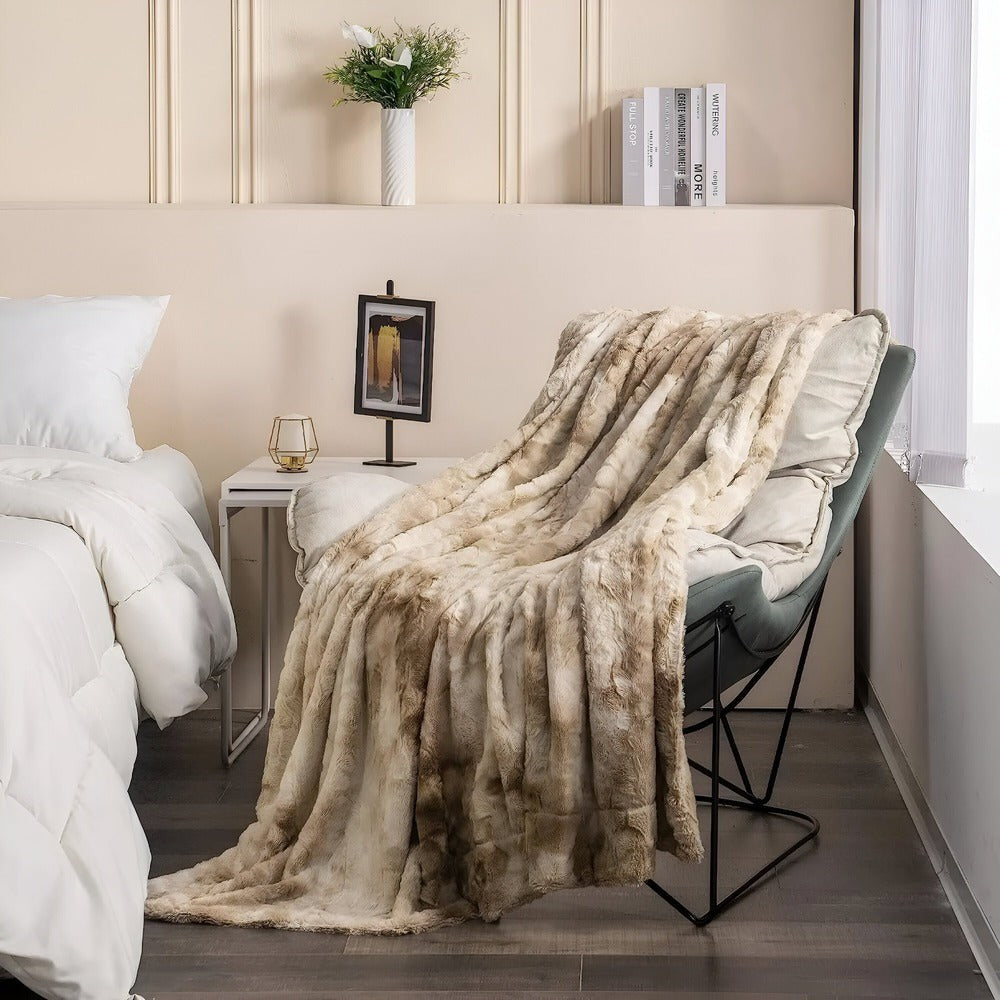 Estvik plaid in droog grijs – in een woonkamer