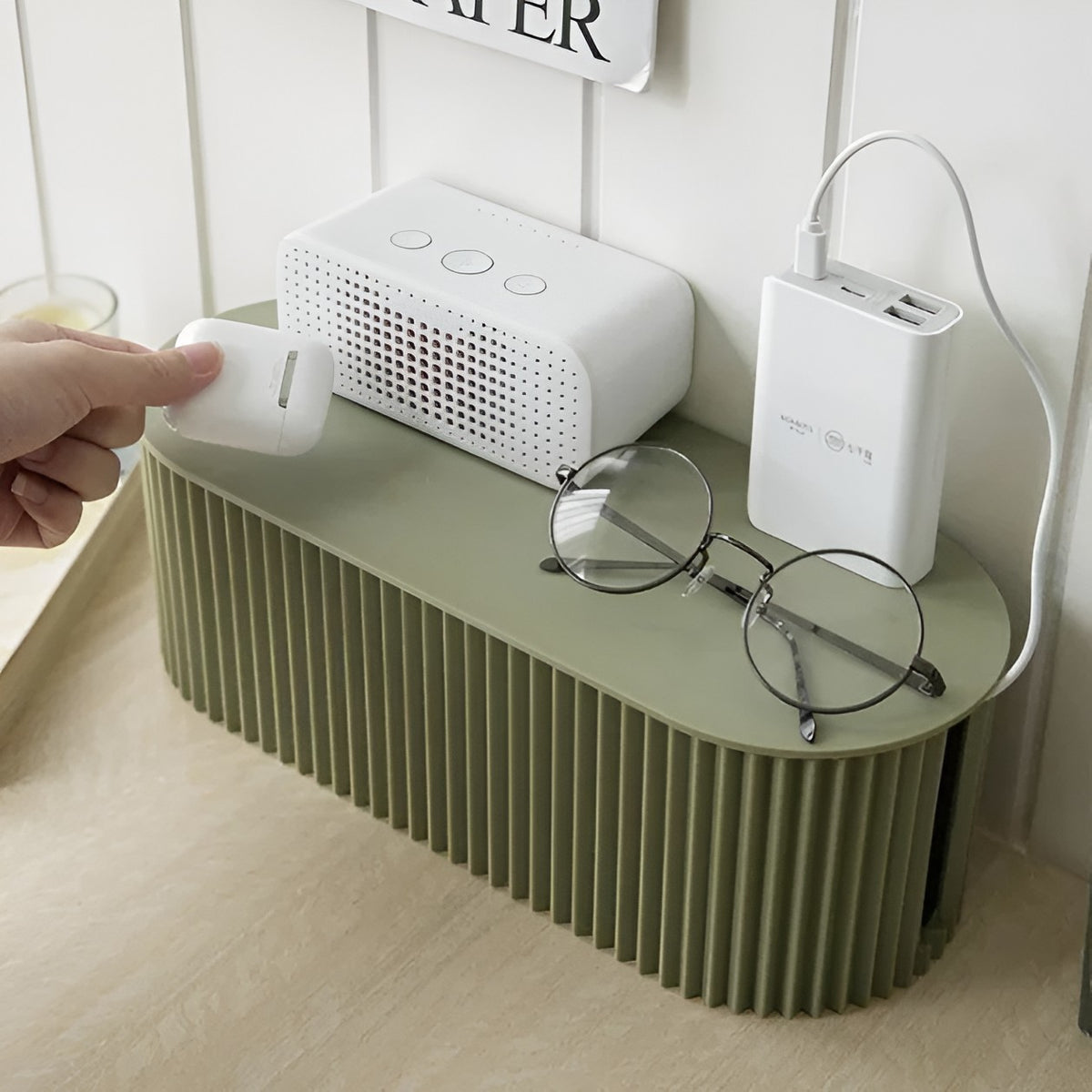 Fjalar kabelbox in wit van kunststof – in een woonkamer