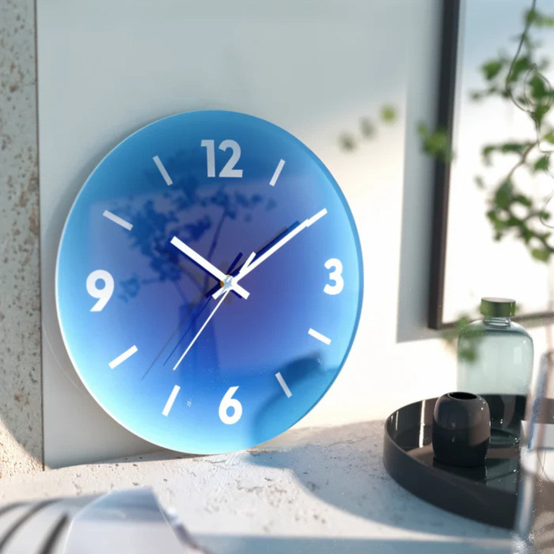 Frejda wandklok in blauw van glas – in een woonkamer